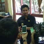 Bupati Emil saat dikonfirmasi para awak media di kantor ULP. foto: HERMAN S/BANGSAONLINE