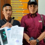 Muklis (kiri) didampingi kuasa hukumnya, Agus Setiawan, saat menunjukkan barang bukti di Polres Kediri. Foto: Ist