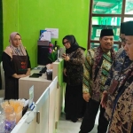 Direktur KSKK Madrasah Dirjen Pendis Kemenag RI, H. Muchammad Sidik Sisdiyanto (kanan) saat meninjau Kantin Digital Cafe Manesa.