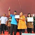 Wali Kota Surabaya menyerahkan penghargaan Socrates Award kepada Ketua DPRD Kota Surabaya M Mahmud. Foto:yuli eksanti/BANGSAONLINE