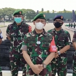 Danrem 084/Bhaskara Jaya Kolonel Inf Widjanarko S.Sos, selaku Dansatgas Pamwil, didampingi jajaran TNI, saat memberikan keterangan persnya. foto: YUDI A/BANGSAONLINE