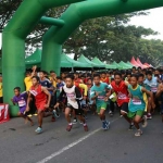Bupati Kediri Haryanti Sutrisno saat memberangkatkan lomba lari 10 K di kawasan SLG Kediri. foto: ARIF K/ BANGSAONLINE
