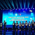 Suasana penyerahan trofi pada puncak peringatan Hari Guru Nasional tahun ini.