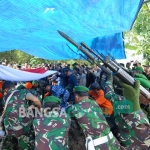 Prosesi pemakaman secara militer Serma Khudori di Tempat Pemakaman Umum (TPU) Desa Pulogedang. foto: RONY SUHARTOMO/ BANGSAONLINE