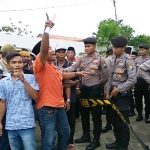 Warga Desa Samiran yang ‘mengusir’ puluhan pendemo di depan Kejari Pamekasan.