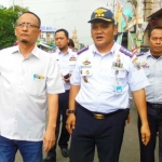 Ketua DPRD Gresik H. Ahmad Nurhamim didampingi Sekretaris Dishub A. H. Sinaga saat meninjau ruas jalan yang digunakan parkir mobil warga.