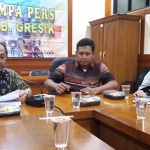 Pimpinan DPRD Gresik saat jumpa pers. foto: Syuhud/ BANGSAONLINE