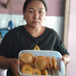 Sri saat menunjukkan dagangan kue cucur yang menjadi kesukaan Bupati Pacitan Indartato. foto: YUNIARDI S/ BANGSAONLINE