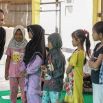 Petugas dari YLPA Kediri, Hadi, saat mengajak berkomunikasi dan mengedukasi terkait bullying kepada anak-anak. Foto: Ist