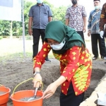 Wakil Bupati Kediri, Dewi Mariya Ulfa, S.T. saat melakukan peletakan batu pertama pembangunan Masjid An-Nuur Al Utsmani di Desa Tegowangi, Kecamatan Plemahan, Kabupaten Kediri, Kamis (11/3). foto: ist.