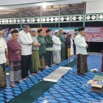 Prof Dr KH Asep Saifuddin Chalim, MA saat memimpin shalat malam di masjid Pondok Pesantren di tengah hutan tersebut, Rabu (6/8/2025). Foto: M. Mas