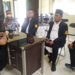 M. Yasin dan Gunawan didampingi tim saat mendatangi kantor Bawaslu Kota Surabaya.