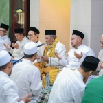 Bupati Gresik Fandi Akhmad Yani (tiga dari kanan) saat menghadiri tradisi malam selawe di Masjid Jamik Sunan Giri. Foto: Ist