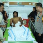Bupati Fandi Akhmad Yani dan Kapolres AKBP Ramadhan Nasution menjenguk korban pembacokan Wahyu Agung Pratama. foto: ist.