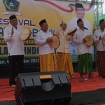 Suasana pembukaan Festival Al-Banjari. Dari kiri, Udik Djanuantoro, H. M. Sarmuji (Ketua DPD Golkar Jatim), Hasan Irsyad (Anggota DPRD Jatim), Ketua PCNU KH. Imron Mutamakin dan KH. Nasih Nizar.