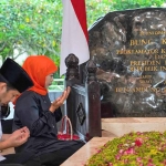 Khofifah-Emil saat ziarah ke makam Bung Karno.