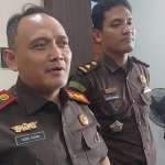 Kajari Gresik Nana Riana didampingi Kasi Pidsus Aliifin Nurahmana Wanda saat memberikan keterangan pers di kantor kejari setempat. Foto: SYUHUD/ BANGSAONLINE