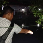 Petugas saat menunjukkan lokasi tenggelamnya seorang anak di Kecamatan Krian, Sidoarjo.