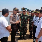 Kapolresta Sidoarjo Kombespol Himawan Bayu Aji bersama Komandan Kodim 0816 Sidoarjo Letkol Kav Arief Cahyo Widodo didampingi forpimcam saat berada di lokasi amblesnya tanggul lumpur Lapindo.