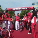 Wali Kota Blitar Samanhudi Anwar menyerahkan sepeda gratis kepada siswa SMP. foto: AKINA/ BANGSAONLINE
