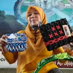 Siti Nurhayati menunjukkan tempat tisu dan tas hasil karyanya. foto: MUJI HARJITA/ BANGSAONLINE