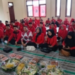Ketua DPC PDIP Gresik Mujid Riduan, Sekretaris Noto Utomo, dan Bendahara Siti Muafitah bersama para pengurus syukuran HUT ke-52. Foto: Ist.