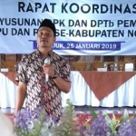 Anggota Komisioner KPU Nganjuk Muchiyin saat menyosialisasikan DPTb. foto: BAMBANG/ BANGSAONLINE