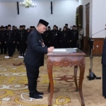 Gubernur Jawa Timur Khofifah Indar Parawansa saat melantik para pejabat baru Pemprov Jatim di Gedung Grahadi Surabaya, Jumat (13/112/2019). foto: istimewa