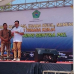 Bupati Pamekasan, Baddrut Tamam, saat meresmikan Sentra PKL.