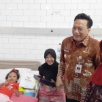 Bupati Sambari didampingi Dirut RSUD Ibnu Sina Endang Puspitowati saat sidak pasien DB. foto: Syuhud/ bangsaonline.com