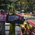 Ribuan pekerja pariwisata demo Gubernur Jawa Barat Dedi Mulyadi terkait larangan study Tour di Gedung Sate Kota Bandung Jawa Barat, Senin (21/7/2025). Foto: Radar Cirebon.com