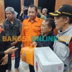 Gubernur Khofifah ketika meninjau kondisi warga terdampak tanah longsor di Trenggalek. Foto: DEVI FITRI AFRIYATI