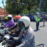 Selama 65 detik, Satlantas Polres Tuban membagikan masker kepada masyarakat yang melintas di Perempatan Patung Letda Soetjipto, Kabupaten Tuban, Selasa (22/9/2020). (foto: ist).