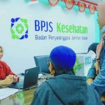 Petugas BPJS Kesehatan Gresik saat memberi pelayanan ke pasien.