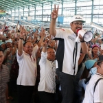 Gus Ipul saat kampanye di depan para buruh Mojokerto. Foto: SOFFAN S/BANGSAONLINE