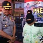 Kapolres Bojonegoro, AKBP Hendri Fiuser bersama tersangka YT saat memberikan keterangan. (foto: eky nurhadi/BANGSAONLINE)