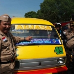 Bupati Jember, Hendy Siswanto, saat menempelkan stiker khusus untuk angkot penerima subsidi.