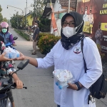 Bagi-bagi takjil di Trowulan. (foto: ist)