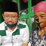 Ketua DPRD Pasuruan M Sudiono Fauzan saat bersama dengan salah satu warga miskin.