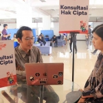 Pelaku UMKM di Malang Raya saat memanfaatkan Mobile Intellectual Property Clinic dari Kanwil Kemenkumham Jatim.