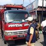 Petugas Polres Gresik saat melakukan razia hewan ternak yang masuk ke wilayah hukumnya. Foto: Ist