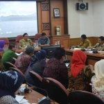 Bupati Sambari dan Sekda Joko Sulistio Hadi saat memimpin pertemuan kepala SKPD. foto: SYUHUD/ BANGSAONLINE