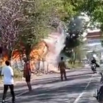 Saat tim pemadam kebakaran melakukan pemadaman gubuk yang terbakar.