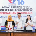 Khofifah-Emil saat menerima surat dukungan dari Perindo untuk Pilgub Jatim 2024.
