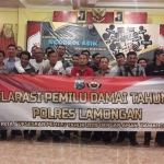 Sejumlah wartawan di Lamongan menggelar deklarasi pemilu damai.