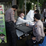 Puluhan Anggota Polres Probolinggo Kota saat melakukan rapid test. (foto: ist)