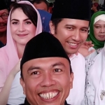 KH Saiful Rijal di depan Emil dan isterinya, Arumi Bachsin, saat ikut mengantar pasangan Khofifah-Emil daftar ke KPU Jawa Timur, Rabu (10/1/2018). 