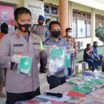 Petugas menunjukkan barang-barang bukti dan para tersangka hasil Operasi Tumpas Narkoba Semeru 2020 Polresta Banyuwangi, Selasa (8/9/2020). foto: ganda siswanto/ bangsaonline.com