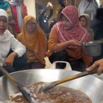 Khofifah Indar Parawansa saat berbaur dengan pedagang dan UKM pembuat jamu.