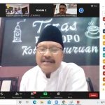 Wali Kota Pasuruan Saifullah Yusuf saat memimpin rapat melalui zoom bersama para ketua RT/RW se-Kota Pasuruan.